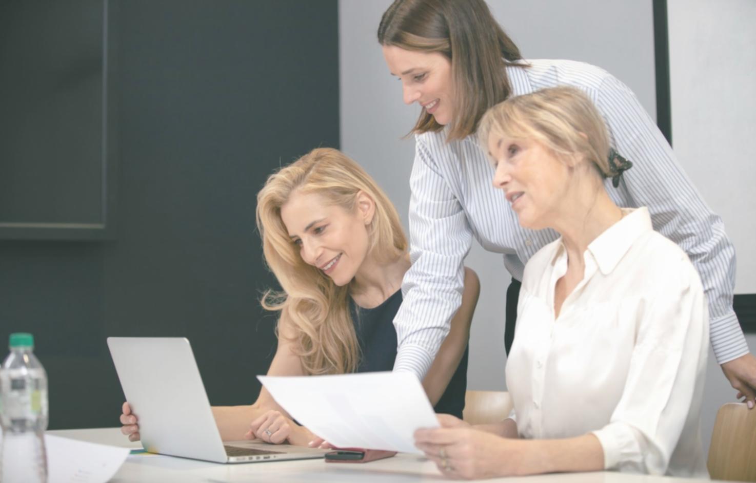 Team bei der Arbeit mit Finanzunterlagen